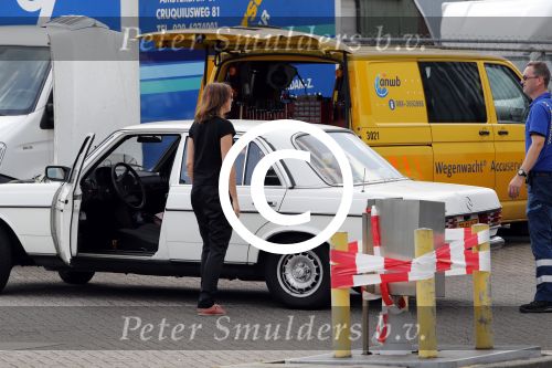 Amsterdam 15 juli 2016
Isa Hoes heeft problemen met haar auto/mercedes en wordt geholpen door de ANWB