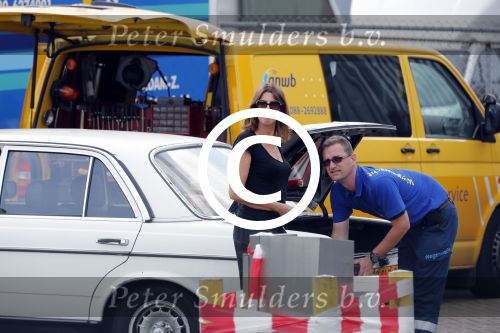 Amsterdam 15 juli 2016
Isa Hoes heeft problemen met haar auto/mercedes en wordt geholpen door de ANWB