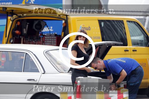 Amsterdam 15 juli 2016
Isa Hoes heeft problemen met haar auto/mercedes en wordt geholpen door de ANWB