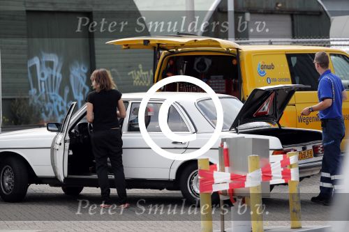 Amsterdam 15 juli 2016
Isa Hoes heeft problemen met haar auto/mercedes en wordt geholpen door de ANWB