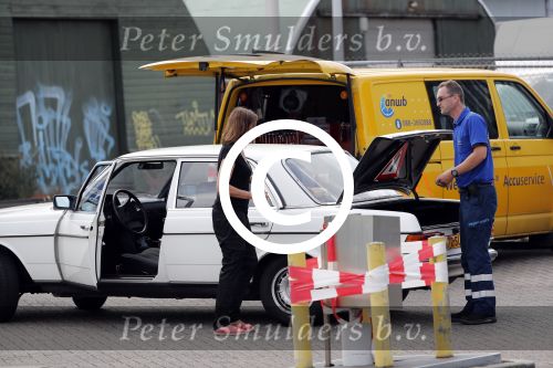 Amsterdam 15 juli 2016
Isa Hoes heeft problemen met haar auto/mercedes en wordt geholpen door de ANWB