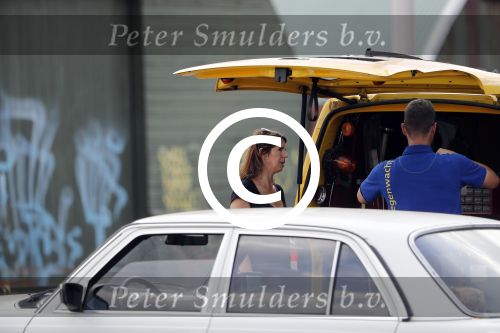Amsterdam 15 juli 2016
Isa Hoes heeft problemen met haar auto/mercedes en wordt geholpen door de ANWB