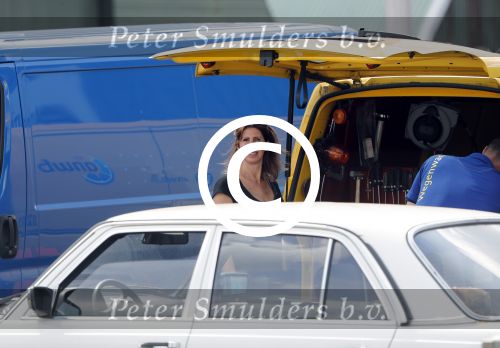 Amsterdam 15 juli 2016
Isa Hoes heeft problemen met haar auto/mercedes en wordt geholpen door de ANWB