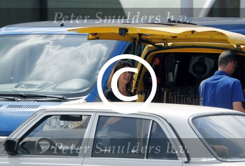 Amsterdam 15 juli 2016
Isa Hoes heeft problemen met haar auto/mercedes en wordt geholpen door de ANWB