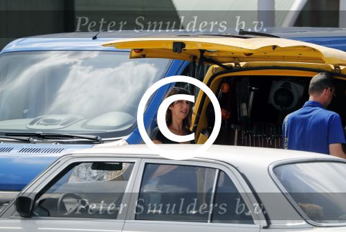Amsterdam 15 juli 2016
Isa Hoes heeft problemen met haar auto/mercedes en wordt geholpen door de ANWB