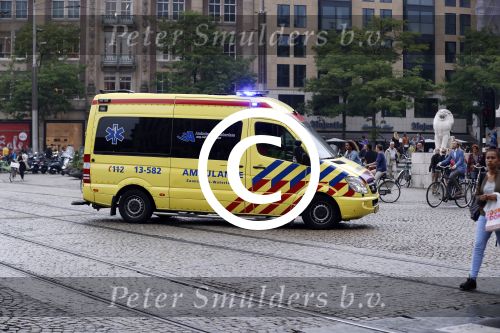 Amsterdam 28 juni 2017 
Een ambulance rijdt voor de bijenkorf langs