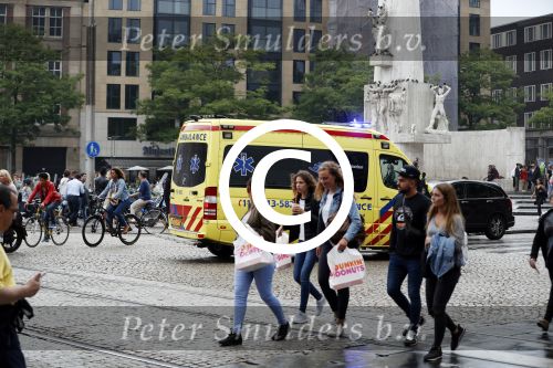 Amsterdam 28 juni 2017 
Een ambulance rijdt voor de bijenkorf langs