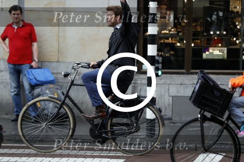 Amsterdam 28 juni 2017 
Beau v Erven Dorens fietsend met sigaret
