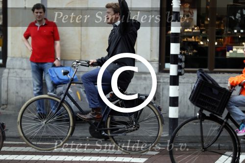 Amsterdam 28 juni 2017 
Beau v Erven Dorens fietsend met sigaret
