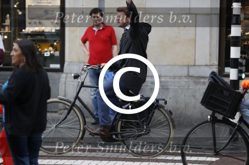 Amsterdam 28 juni 2017 
Beau v Erven Dorens fietsend met sigaret