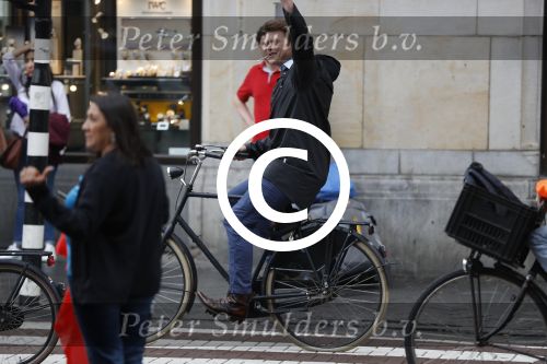 Amsterdam 28 juni 2017 
Beau v Erven Dorens fietsend met sigaret