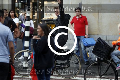 Amsterdam 28 juni 2017 
Beau v Erven Dorens fietsend met sigaret