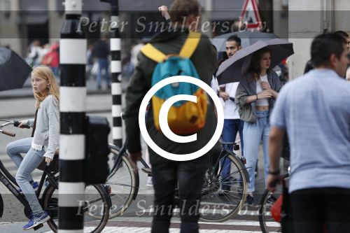 Amsterdam 28 juni 2017 
Beau v Erven Dorens fietsend met sigaret