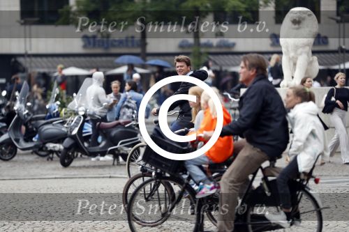 Amsterdam 28 juni 2017 
Beau v Erven Dorens fietsend met sigaret