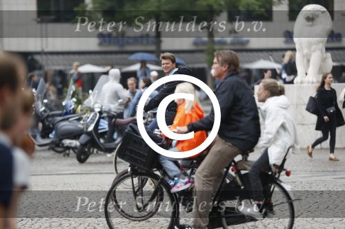 Amsterdam 28 juni 2017 
Beau v Erven Dorens fietsend met sigaret