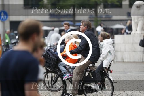 Amsterdam 28 juni 2017 
Beau v Erven Dorens fietsend met sigaret