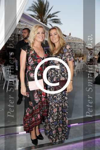 ibiza 23 juni 2017
Opening restarant club Xaxa van EWesley Sneijder en zijn vrouw Yolanthe Sneijder Cabau op eht strand van Cala Tarida. Bridget Maasland met Monique Matthijsen