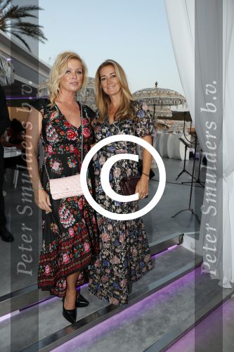 ibiza 23 juni 2017
Opening restarant club Xaxa van EWesley Sneijder en zijn vrouw Yolanthe Sneijder Cabau op eht strand van Cala Tarida. Bridget Maasland met Monique Matthijsen
