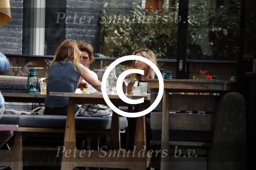 Amsterdam 27 juni 2017
Candy Dulfer op terras met vriendinnen