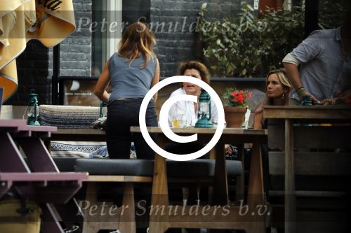 Amsterdam 27 juni 2017
Candy Dulfer op terras met vriendinnen