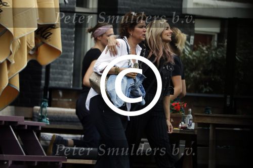 Amsterdam 27 juni 2017
Candy Dulfer op terras met vriendinnen
