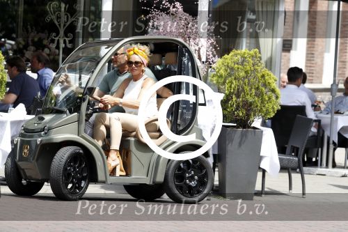 Amsterdam 26 juni 2017 
Connie Witteman en haar verloofde Eugene v Dun in hun gepimpte wagentje / karretje in Amsterdam zuid.