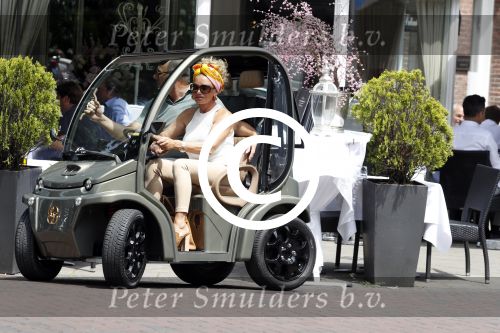 Amsterdam 26 juni 2017 
Connie Witteman en haar verloofde Eugene v Dun in hun gepimpte wagentje / karretje in Amsterdam zuid.