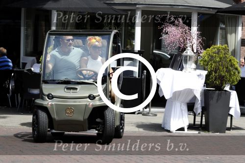 Amsterdam 26 juni 2017 
Connie Witteman en haar verloofde Eugene v Dun in hun gepimpte wagentje / karretje in Amsterdam zuid.