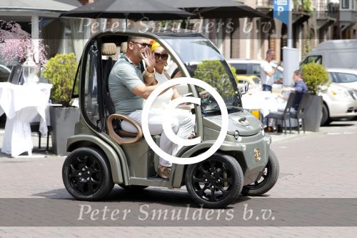 Amsterdam 26 juni 2017 
Connie Witteman en haar verloofde Eugene v Dun in hun gepimpte wagentje / karretje in Amsterdam zuid.