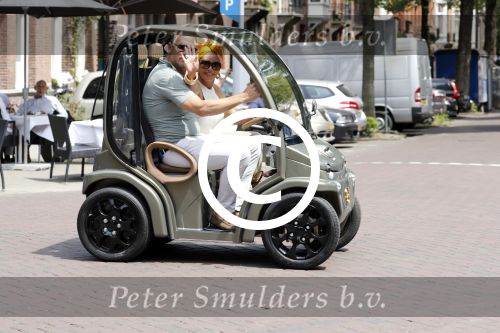 Amsterdam 26 juni 2017 
Connie Witteman en haar verloofde Eugene v Dun in hun gepimpte wagentje / karretje in Amsterdam zuid.
