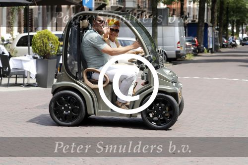 Amsterdam 26 juni 2017 
Connie Witteman en haar verloofde Eugene v Dun in hun gepimpte wagentje / karretje in Amsterdam zuid.