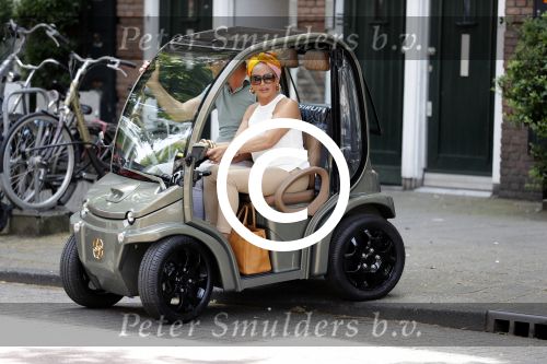 Amsterdam 26 juni 2017 
Connie Witteman en haar verloofde Eugene v Dun in hun gepimpte wagentje / karretje in Amsterdam zuid.