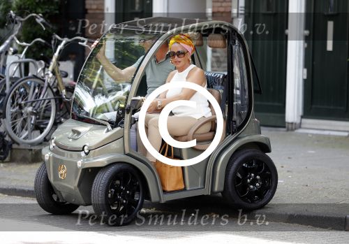Amsterdam 26 juni 2017 
Connie Witteman en haar verloofde Eugene v Dun in hun gepimpte wagentje / karretje in Amsterdam zuid.