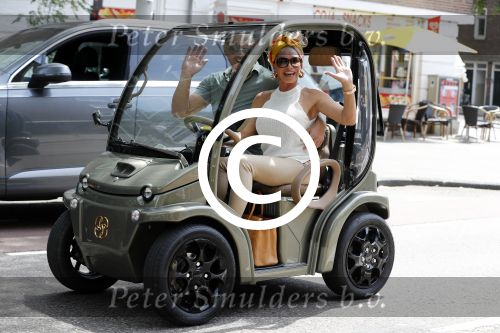 Amsterdam 26 juni 2017 
Connie Witteman en haar verloofde Eugene v Dun in hun gepimpte wagentje / karretje in Amsterdam zuid.