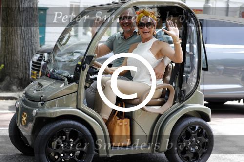 Amsterdam 26 juni 2017 
Connie Witteman en haar verloofde Eugene v Dun in hun gepimpte wagentje / karretje in Amsterdam zuid.