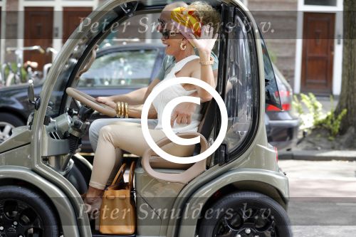 Amsterdam 26 juni 2017 
Connie Witteman en haar verloofde Eugene v Dun in hun gepimpte wagentje / karretje in Amsterdam zuid.