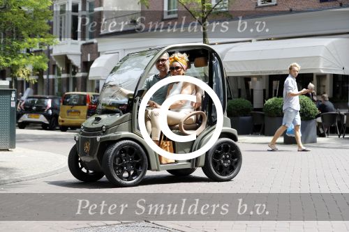 Amsterdam 26 juni 2017 
Connie Witteman en haar verloofde Eugene v Dun in hun gepimpte wagentje / karretje in Amsterdam zuid.