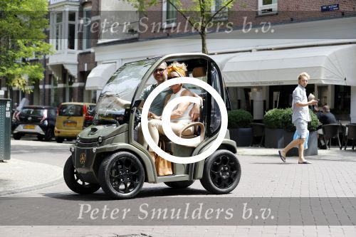 Amsterdam 26 juni 2017 
Connie Witteman en haar verloofde Eugene v Dun in hun gepimpte wagentje / karretje in Amsterdam zuid.