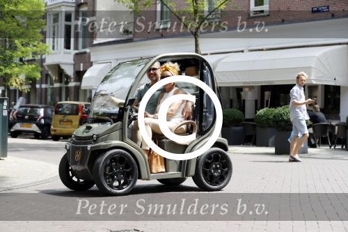 Amsterdam 26 juni 2017 
Connie Witteman en haar verloofde Eugene v Dun in hun gepimpte wagentje / karretje in Amsterdam zuid.