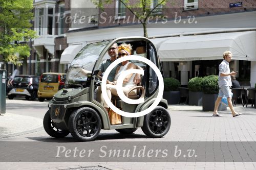 Amsterdam 26 juni 2017 
Connie Witteman en haar verloofde Eugene v Dun in hun gepimpte wagentje / karretje in Amsterdam zuid.
