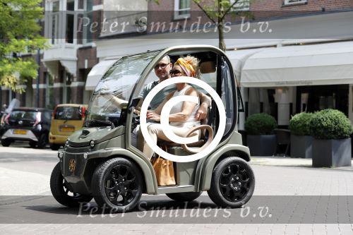 Amsterdam 26 juni 2017 
Connie Witteman en haar verloofde Eugene v Dun in hun gepimpte wagentje / karretje in Amsterdam zuid.