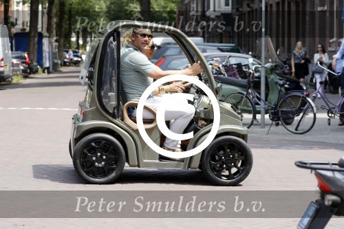 Amsterdam 26 juni 2017 
Connie Witteman en haar verloofde Eugene v Dun in hun gepimpte wagentje / karretje in Amsterdam zuid.