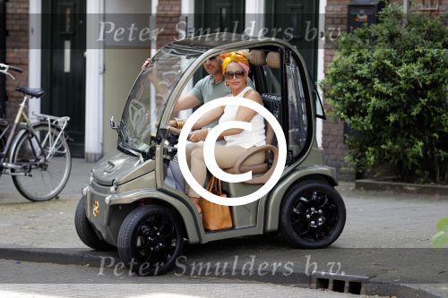 Amsterdam 26 juni 2017 
Connie Witteman en haar verloofde Eugene v Dun in hun gepimpte wagentje / karretje in Amsterdam zuid.