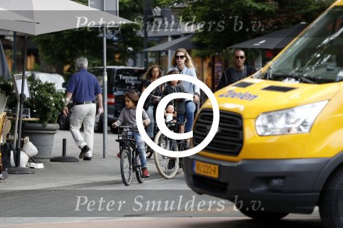 Amsterdam 26 juni 2017
Doutzen Kroes en Sunnery James fietsend met hun kinderen PHyllon en Myllena