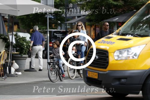 Amsterdam 26 juni 2017
Doutzen Kroes en Sunnery James fietsend met hun kinderen PHyllon en Myllena