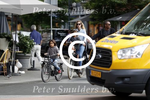 Amsterdam 26 juni 2017
Doutzen Kroes en Sunnery James fietsend met hun kinderen PHyllon en Myllena