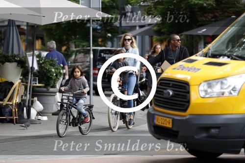 Amsterdam 26 juni 2017
Doutzen Kroes en Sunnery James fietsend met hun kinderen PHyllon en Myllena