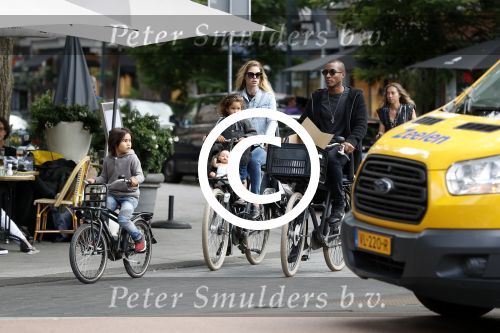 Amsterdam 26 juni 2017
Doutzen Kroes en Sunnery James fietsend met hun kinderen PHyllon en Myllena