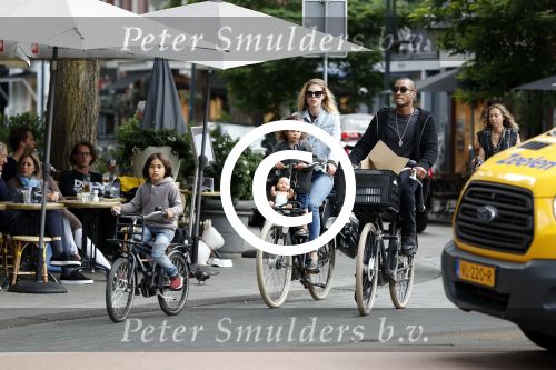 Amsterdam 26 juni 2017
Doutzen Kroes en Sunnery James fietsend met hun kinderen PHyllon en Myllena