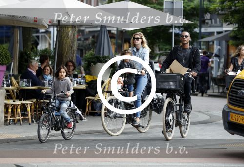 Amsterdam 26 juni 2017
Doutzen Kroes en Sunnery James fietsend met hun kinderen PHyllon en Myllena